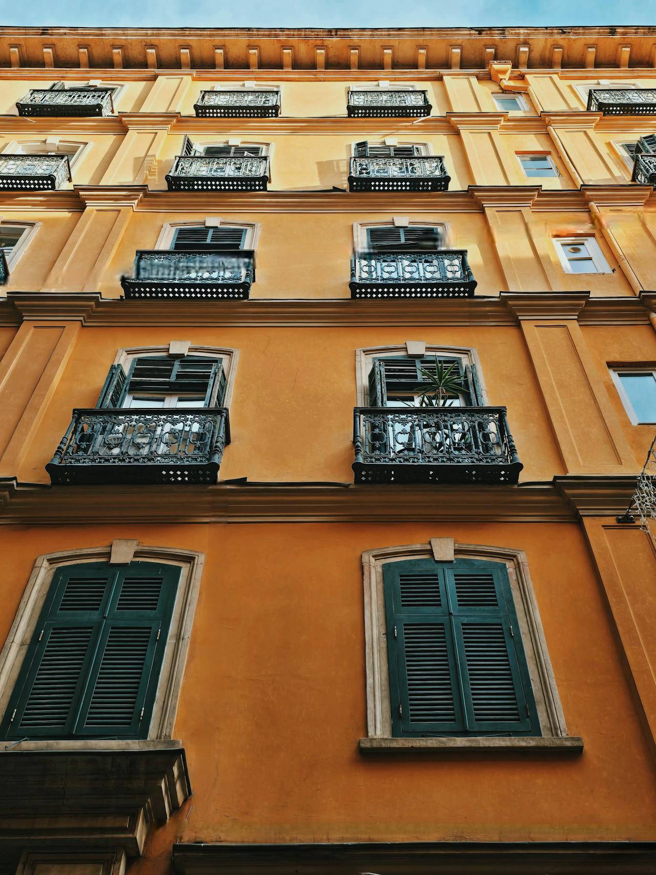 AI image resizing source facade